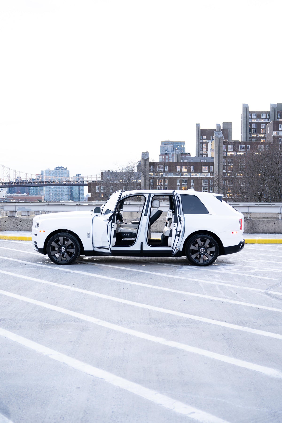 Rolls-Royce Cullinan (White on White)
