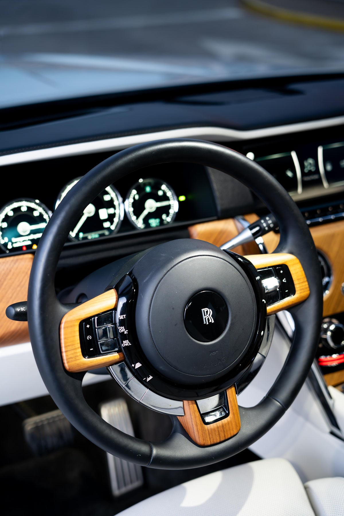 Rolls-Royce Cullinan (White on White)