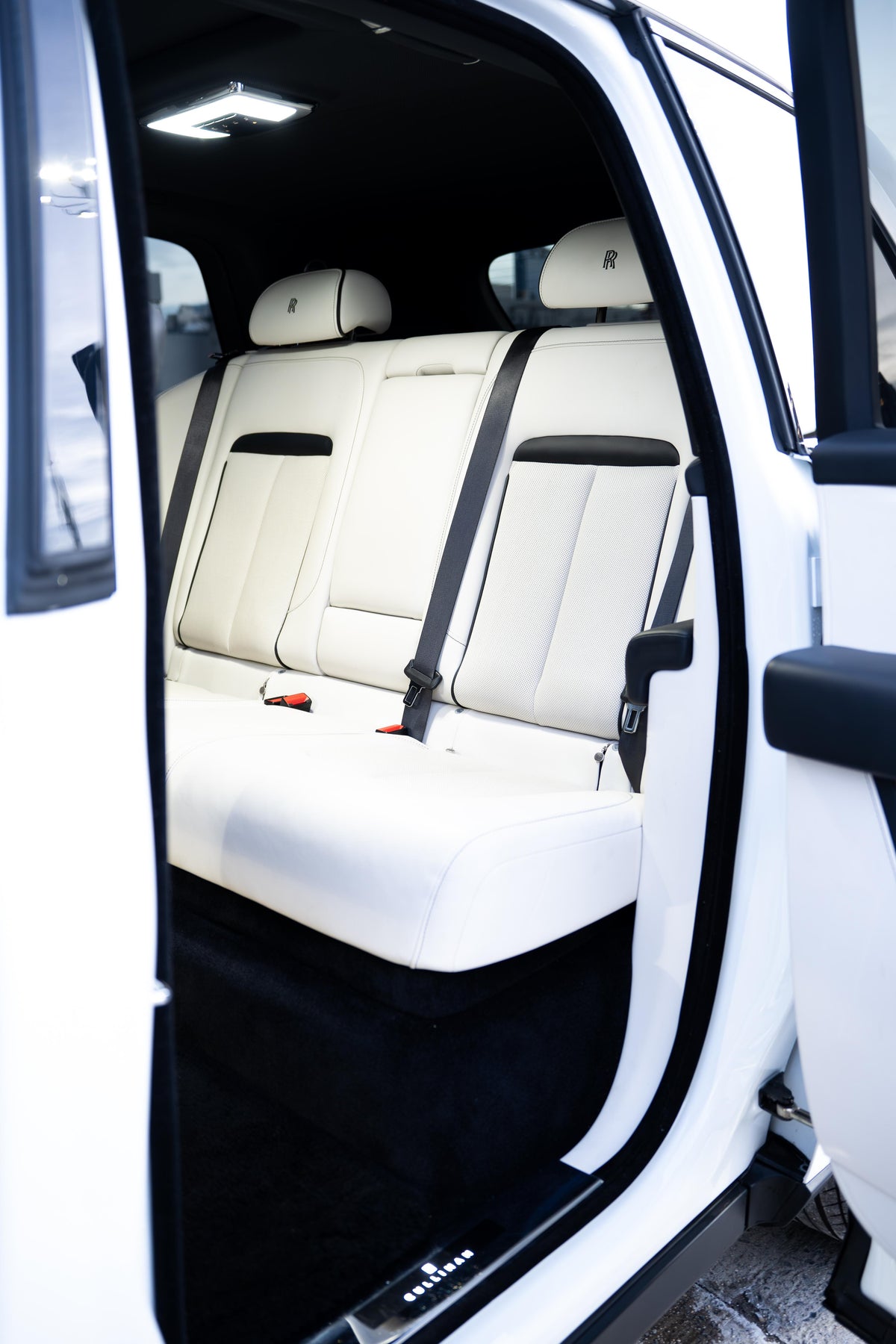 Rolls-Royce Cullinan (White on White)