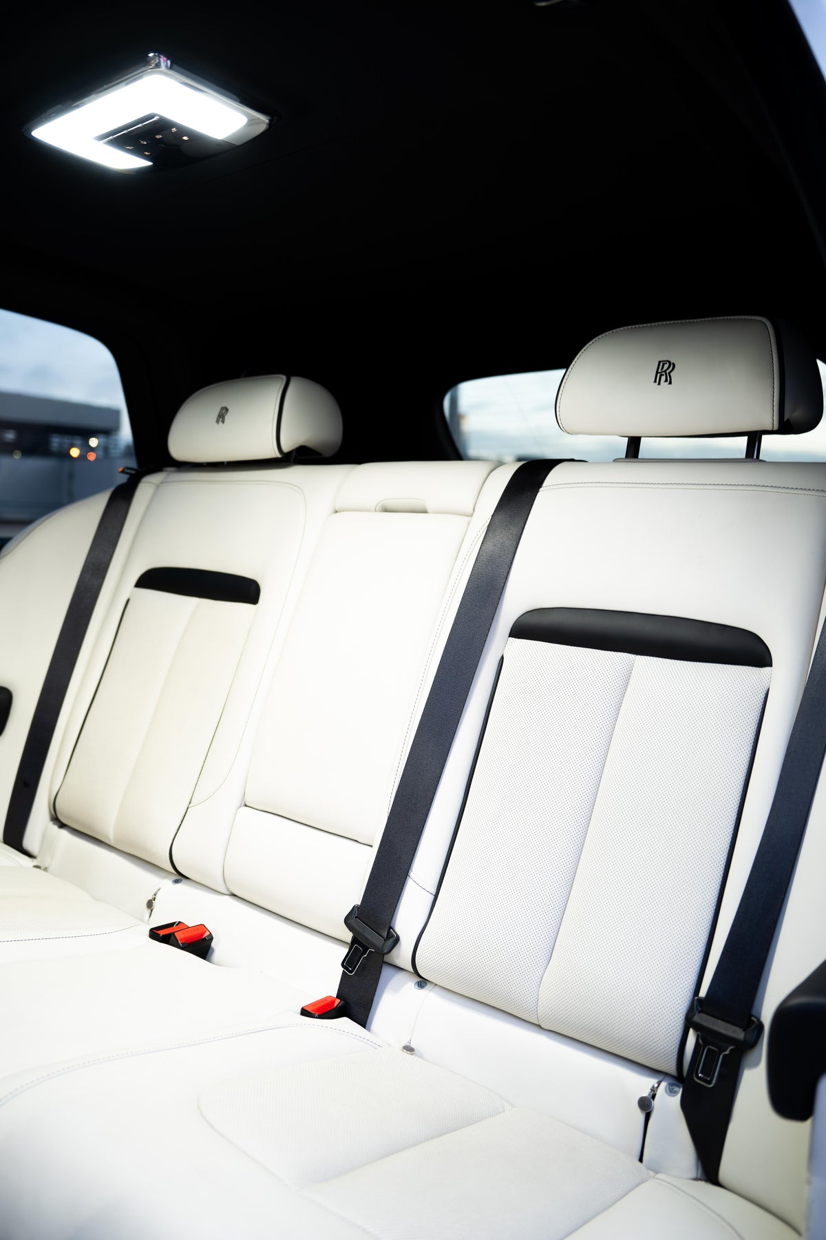 Rolls-Royce Cullinan (White on White)