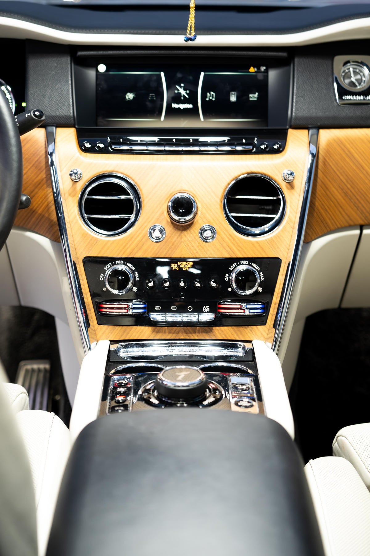 Rolls-Royce Cullinan (White on White)