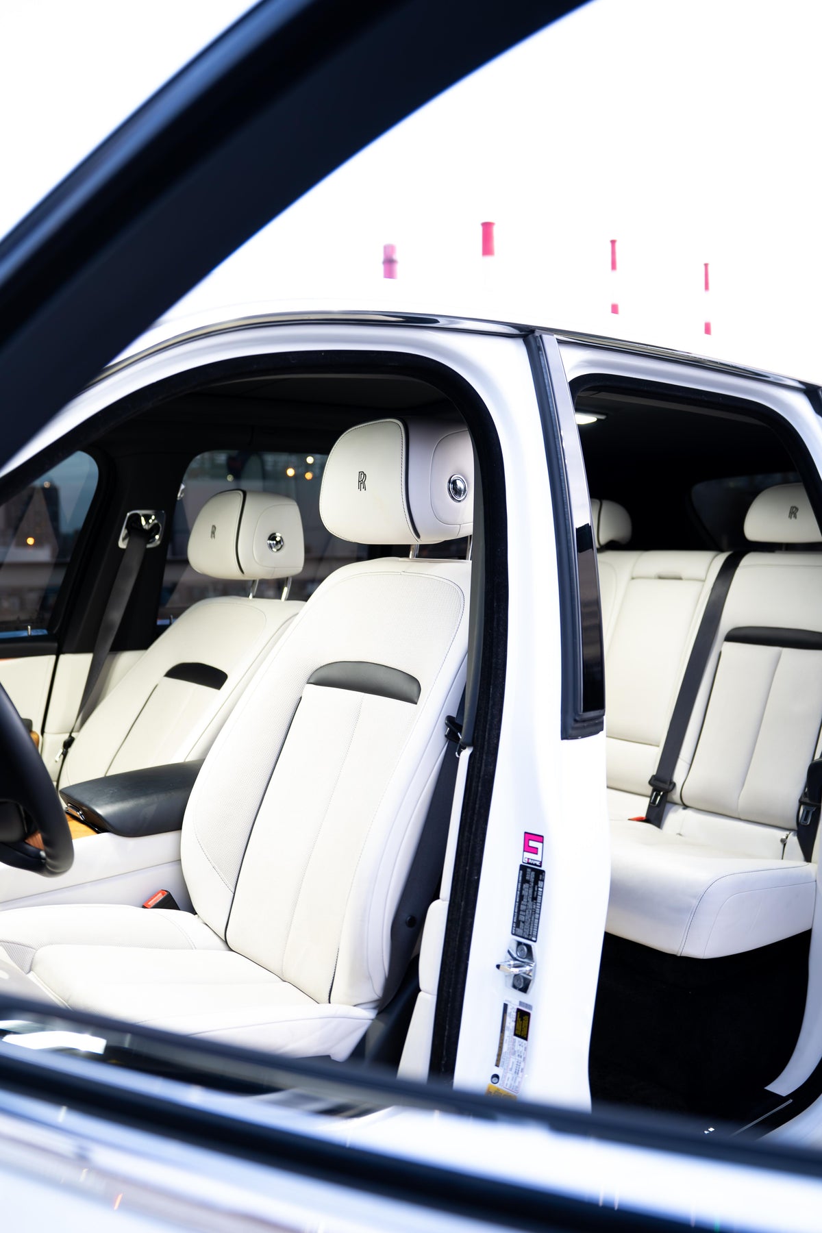 Rolls-Royce Cullinan (White on White)