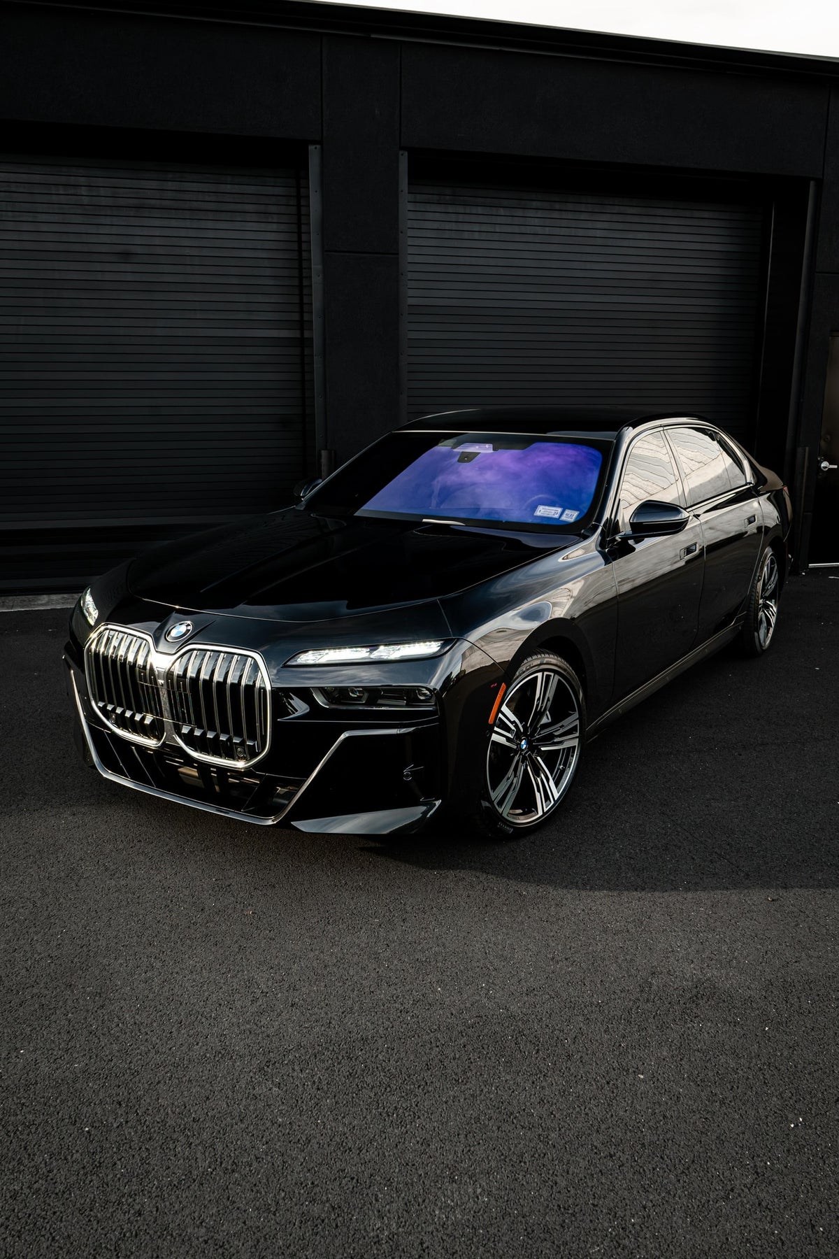2023 BMW 760i Black — vehicle photo 2