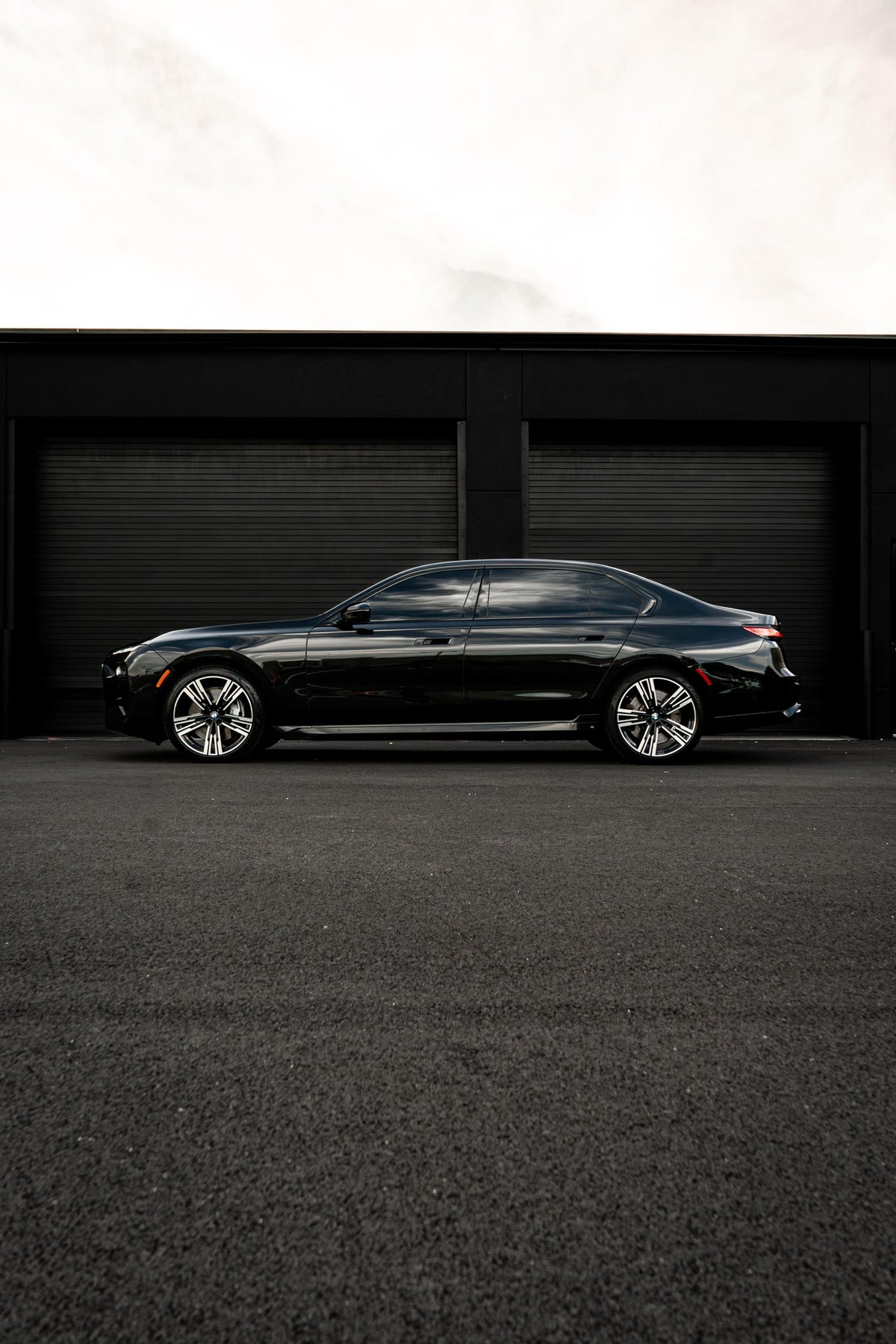 2023 BMW 760i Black — vehicle photo 4