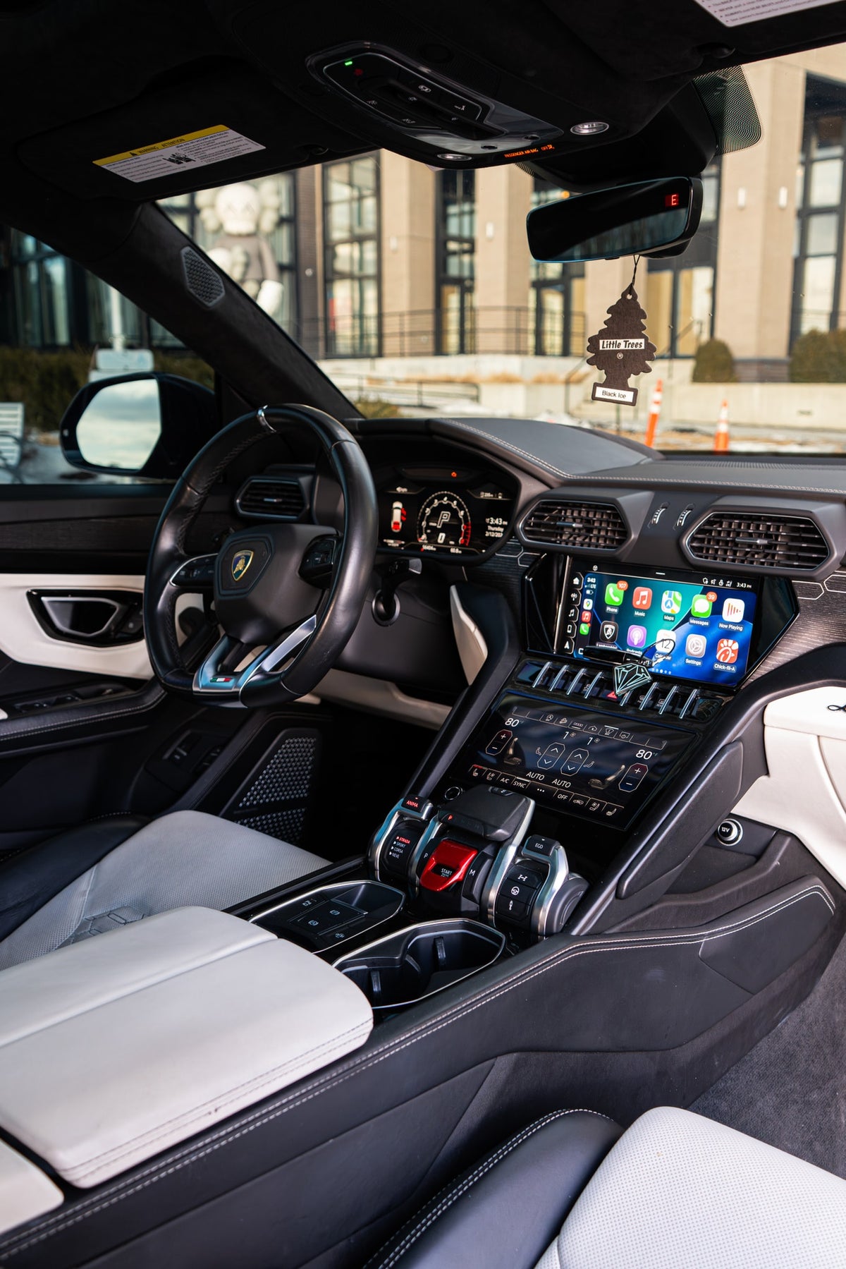 2022 Lamborghini Urus Viola Pasifae — vehicle photo 8