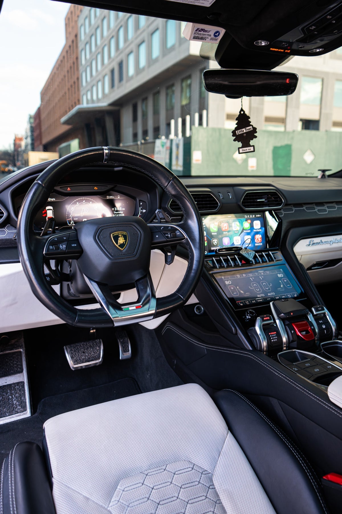 2022 Lamborghini Urus Viola Pasifae — vehicle photo 9