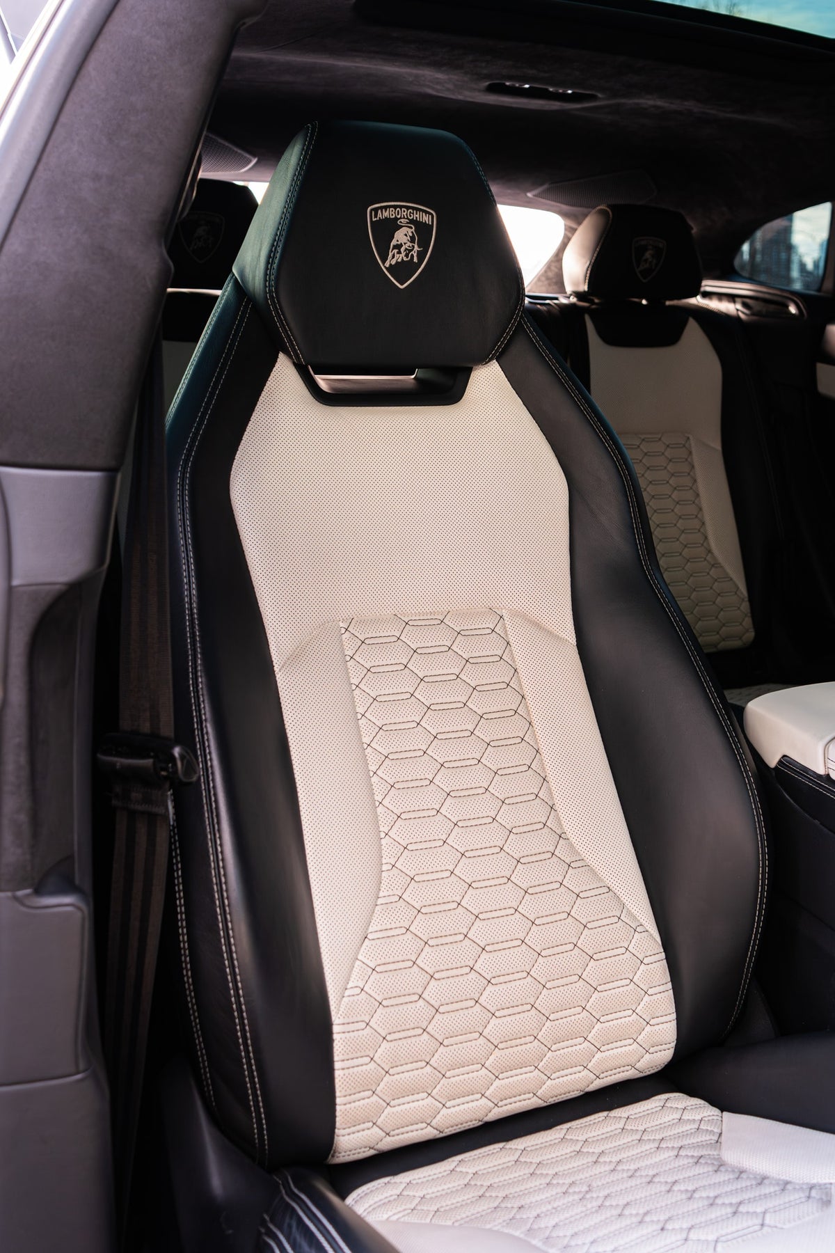 2022 Lamborghini Urus Viola Pasifae — vehicle photo 10