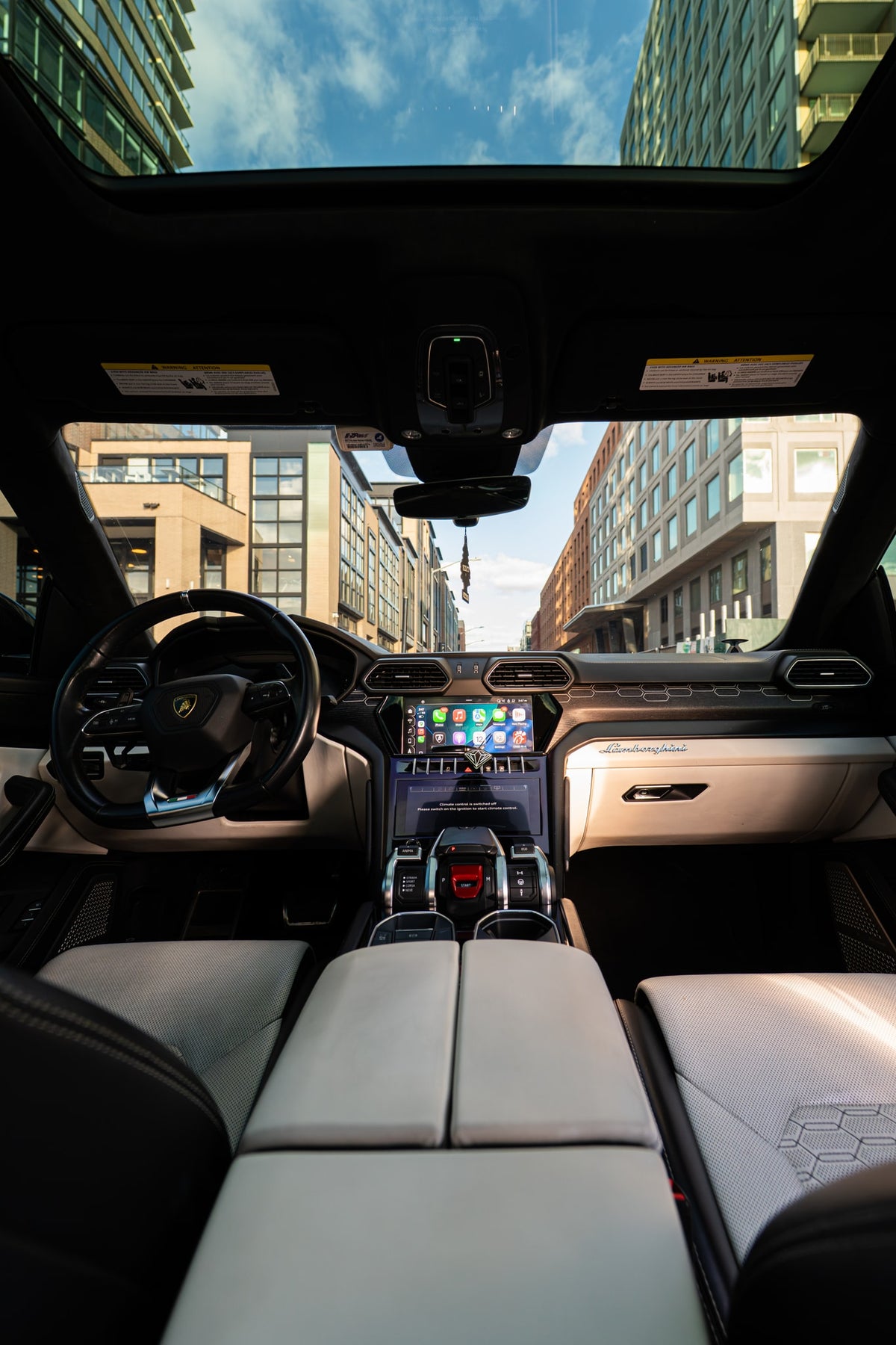 2022 Lamborghini Urus Viola Pasifae — vehicle photo 11