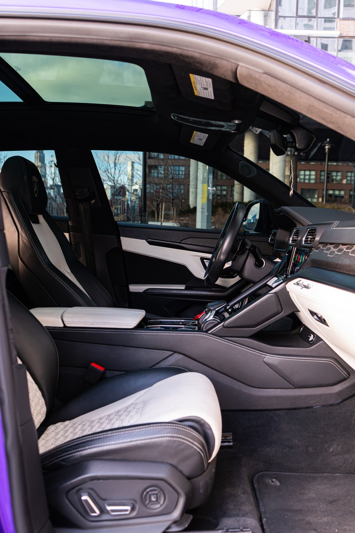 2022 Lamborghini Urus Viola Pasifae — vehicle photo 12