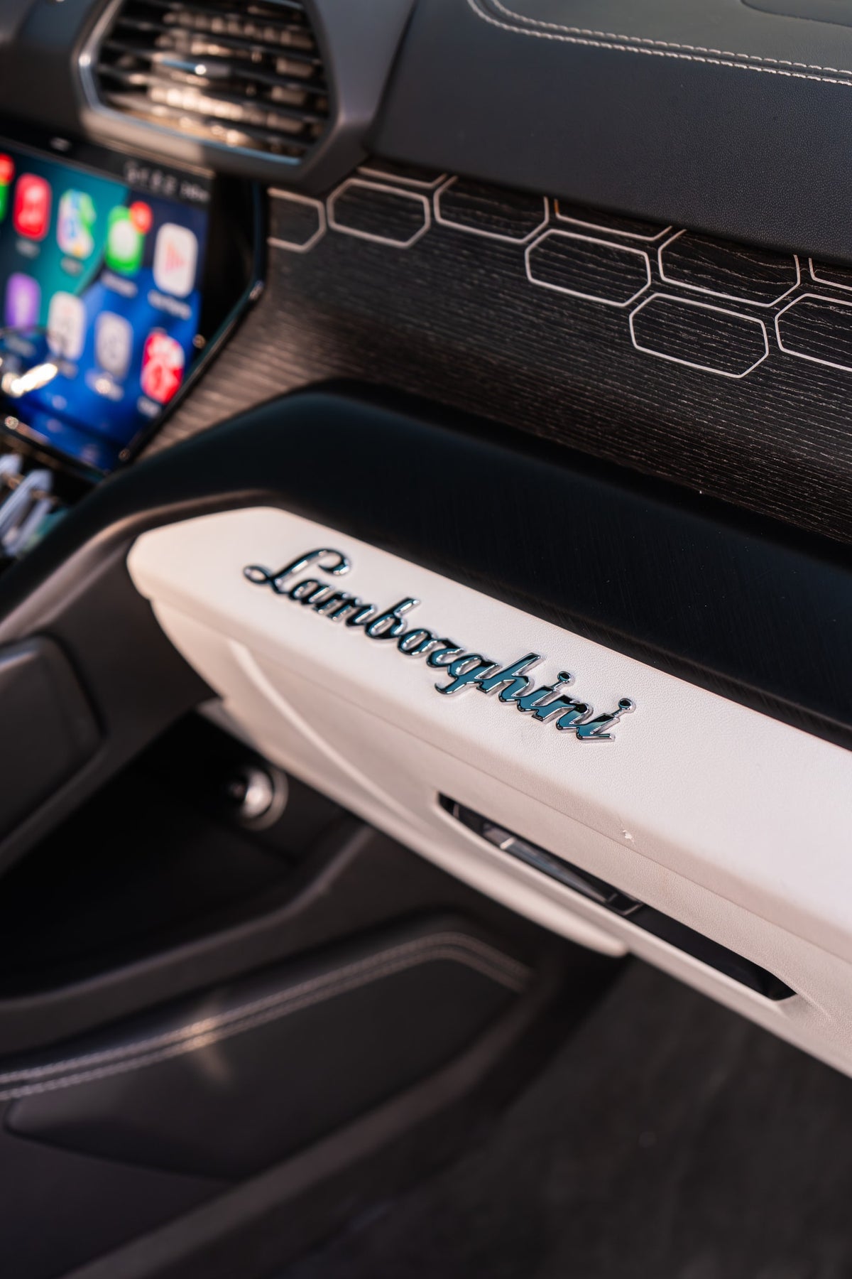 2022 Lamborghini Urus Viola Pasifae — vehicle photo 14