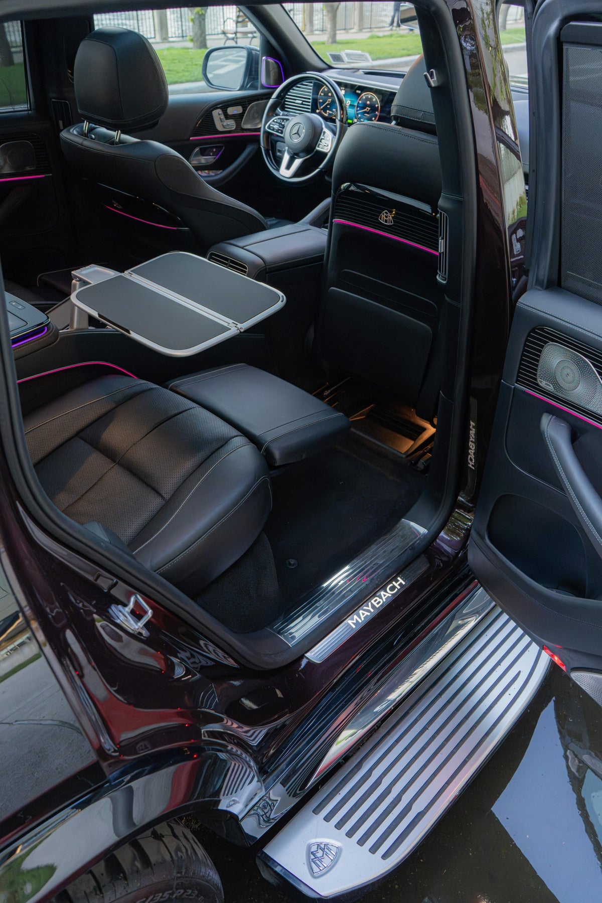 2023 Mercedes-Benz GLS600 Maybach Black/Red — vehicle photo 7