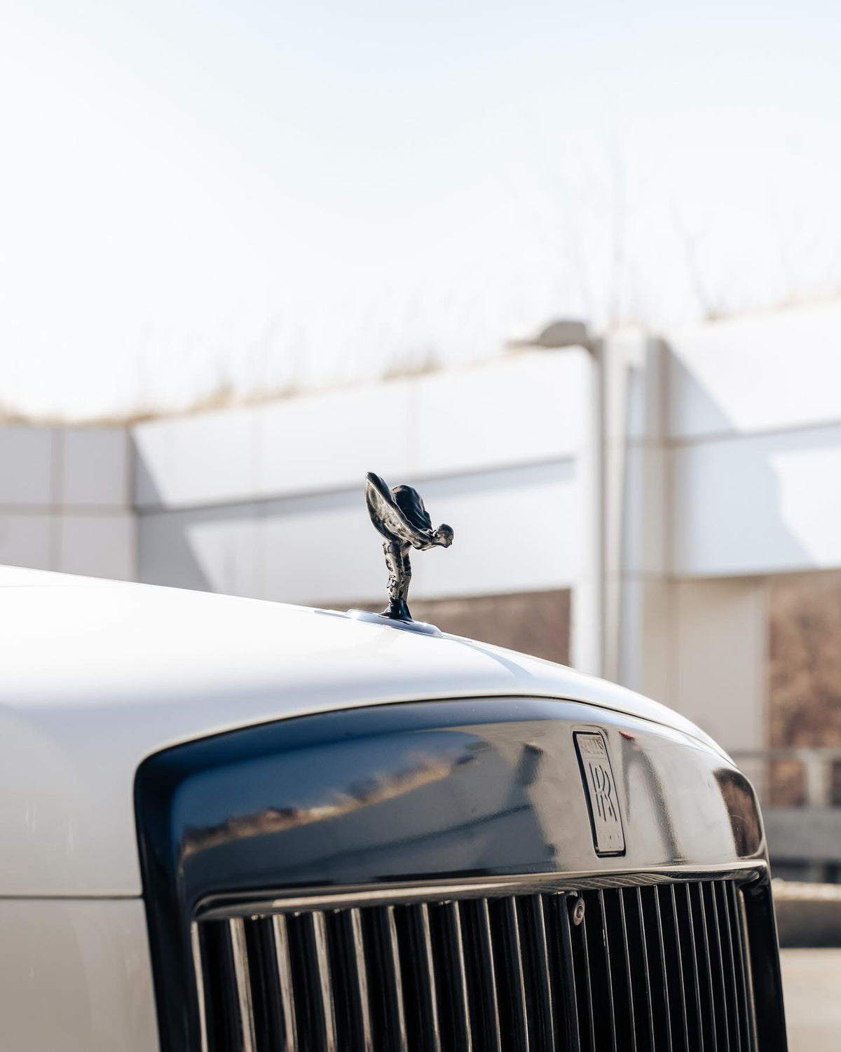 Rolls-Royce Cullinan (White on Red)