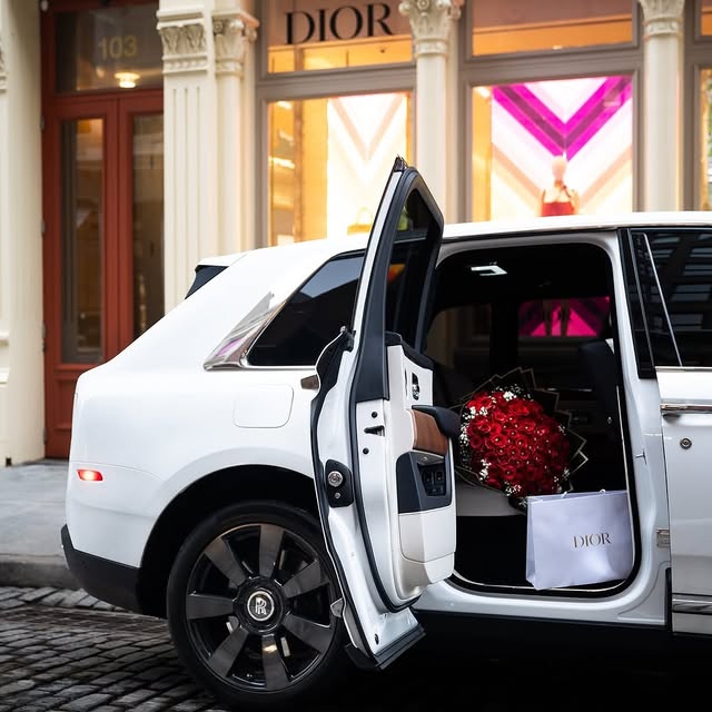 White Rolls-Royce Cullinan with a luxury delivery setup